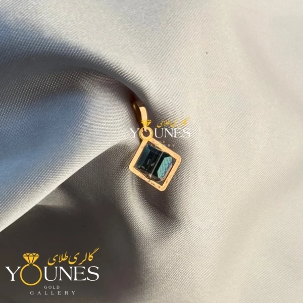 تصویر دوم آویز طلا سواروسکی مربعی سبز هفت رنگ